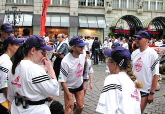 Halbmarathon-Laufgruppe beim Dehnen und Strecken